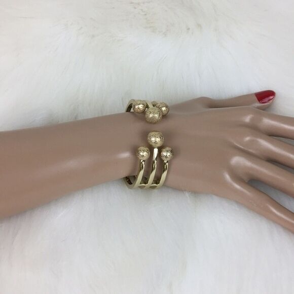 Gold Tone Clamper Bracelet Hinged Cuff Bold Statement Mob Wife Luxury Estate - Picture 2 of 8